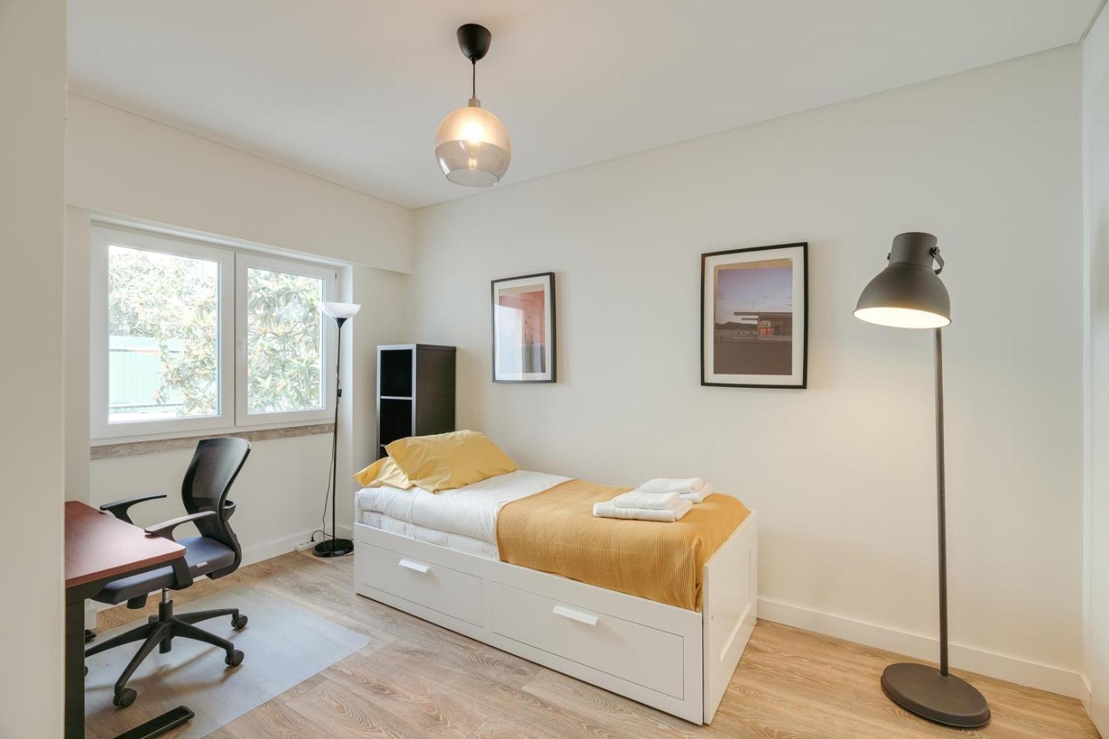 Hostwise - Flat W/ Balcony & Workspace Apartment