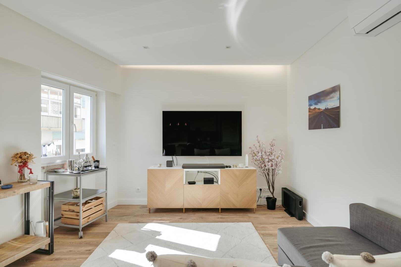 Hostwise - Flat W/ Balcony & Workspace Apartment *