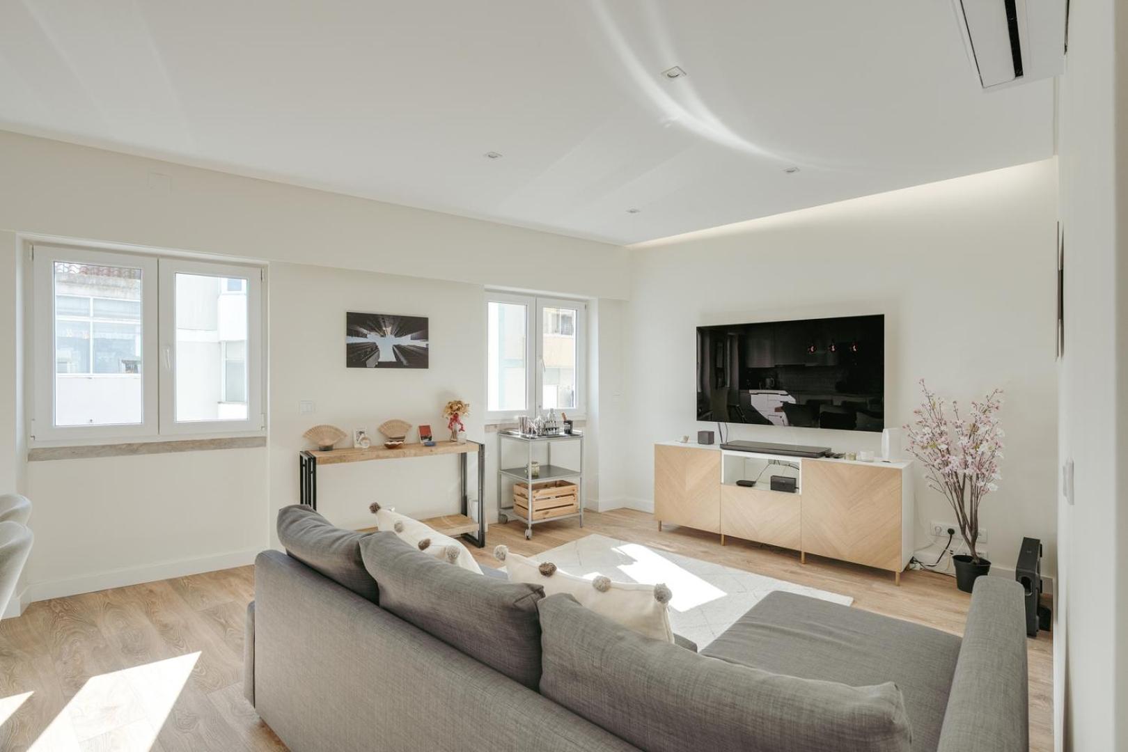 Apartment Hostwise - Flat W/ Balcony & Workspace *