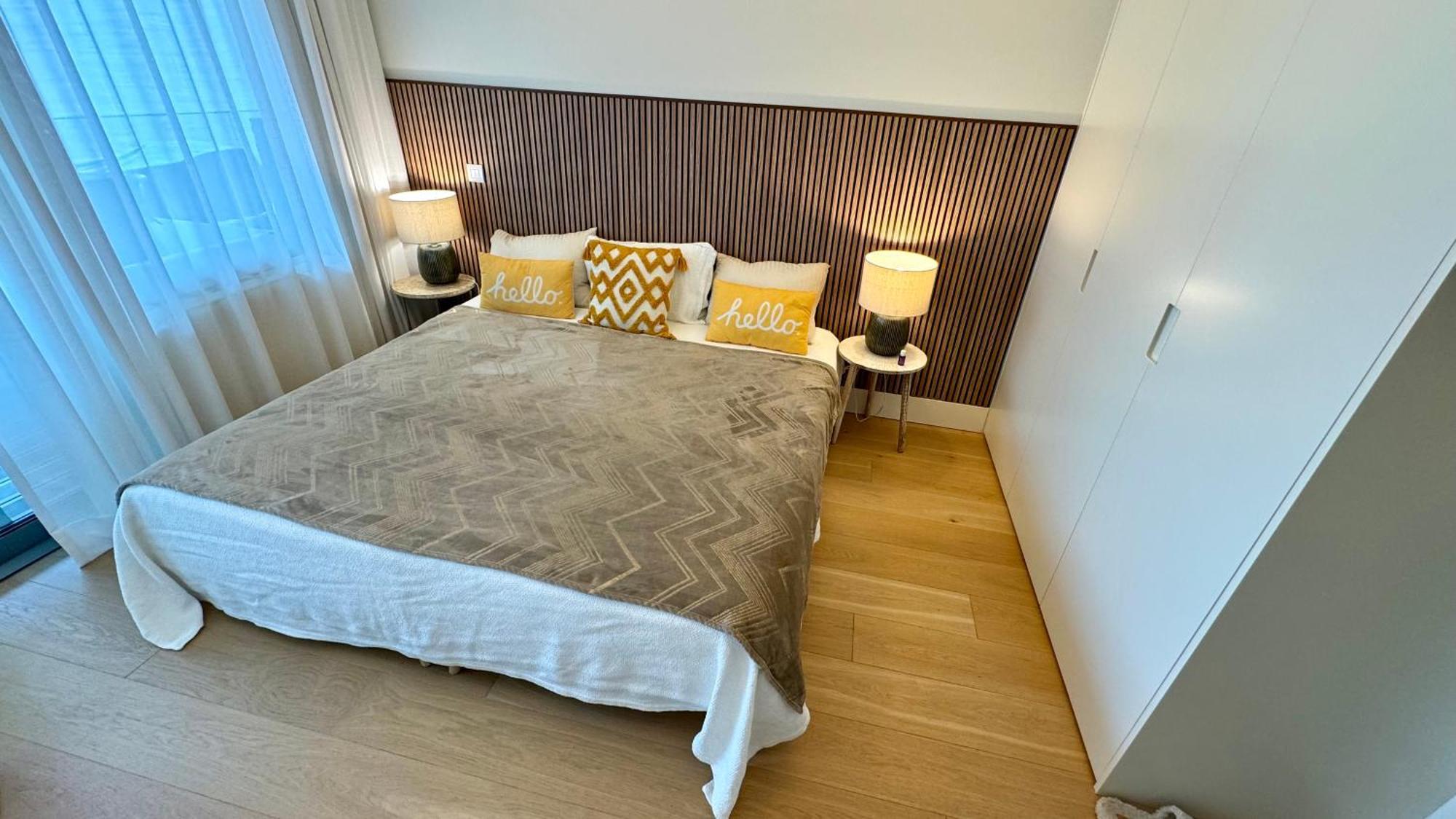 Luxurious 2 Bedrooms With Amenities In Center *