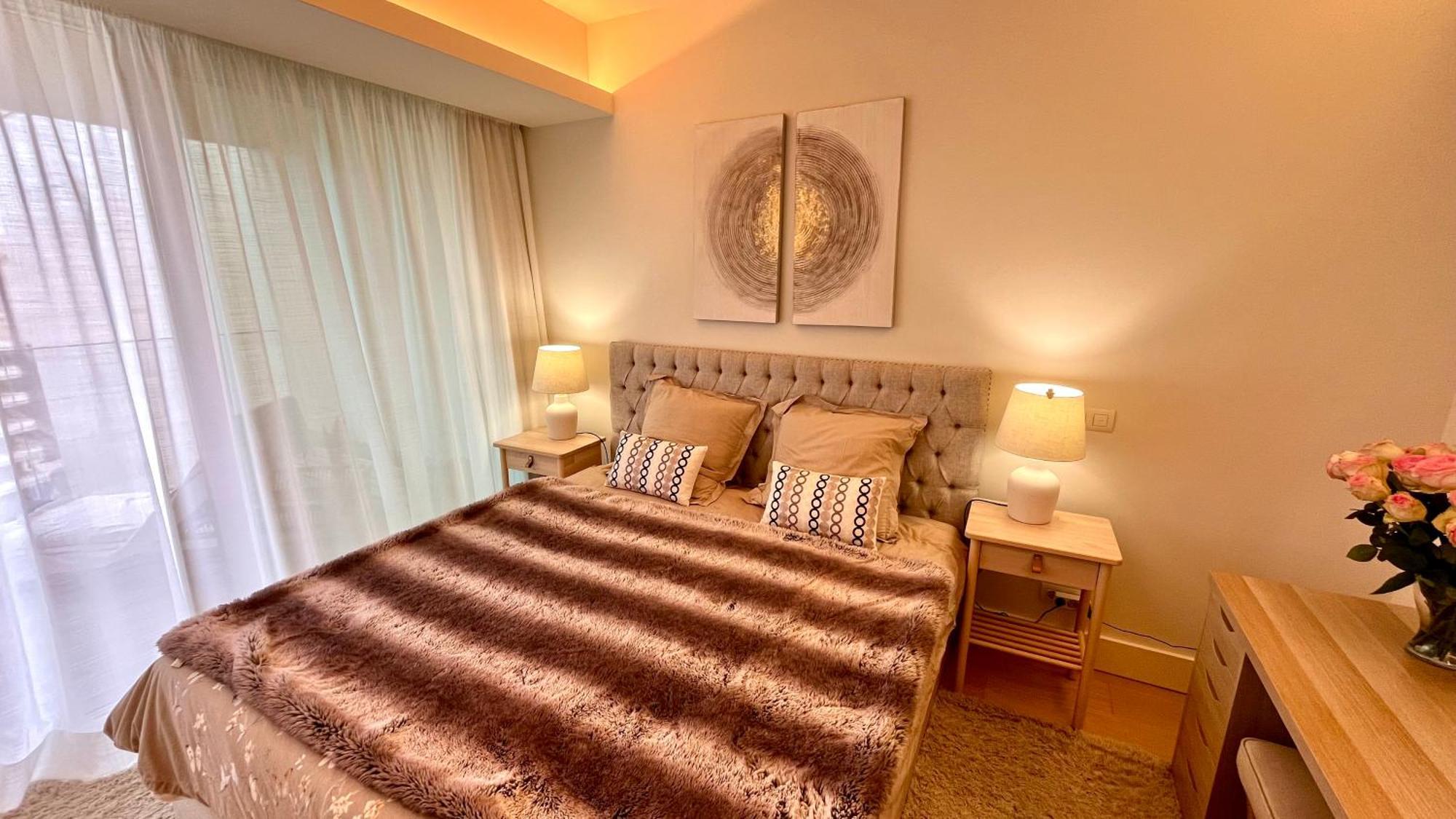 Luxurious 2 Bedrooms With Amenities In Center Apartment *