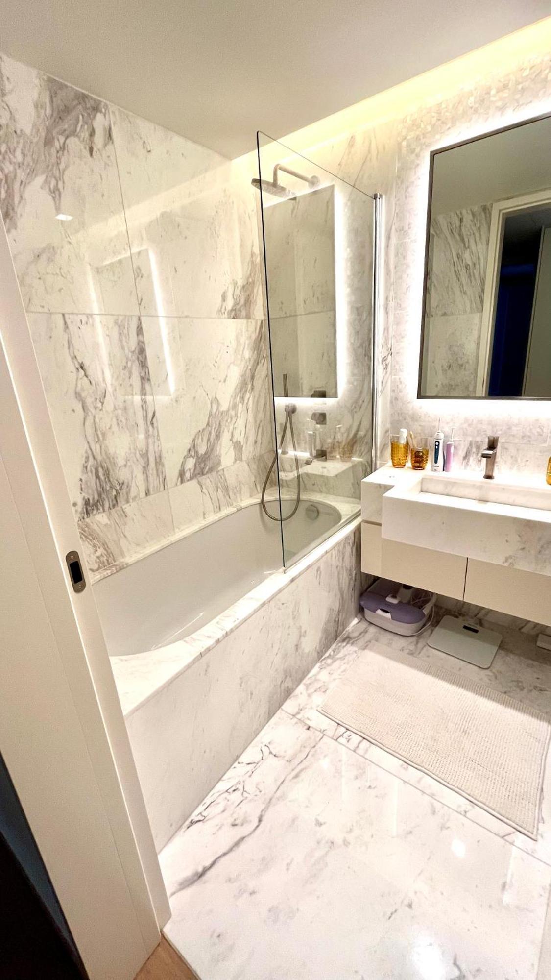 Luxurious 2 Bedrooms With Amenities In Center