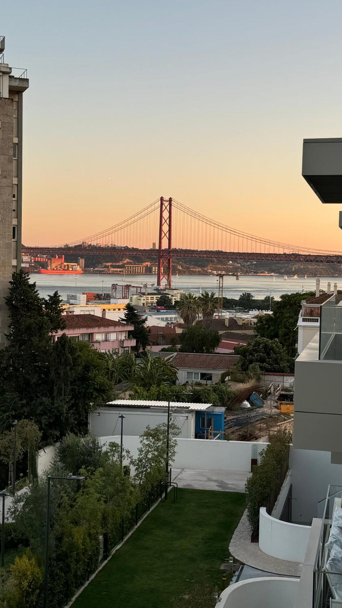 Luxurious 2 Bedrooms With Amenities In Center * Lisbon