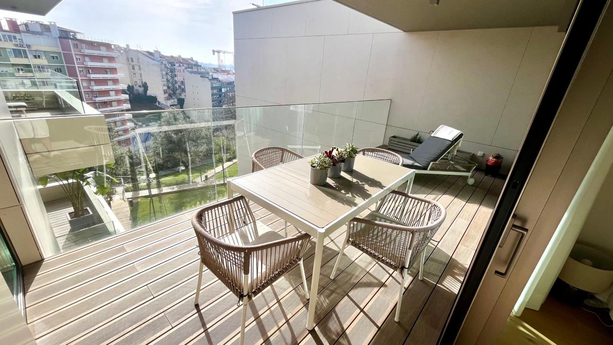 Luxurious 2 Bedrooms With Amenities In Center Lisbon