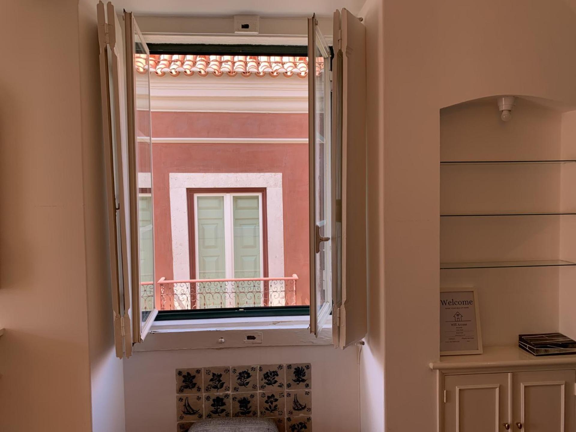 Spacious, Bright And Newly Renovated 2 Bedroom Apartment, Historical Center, Madragoa Lisbon