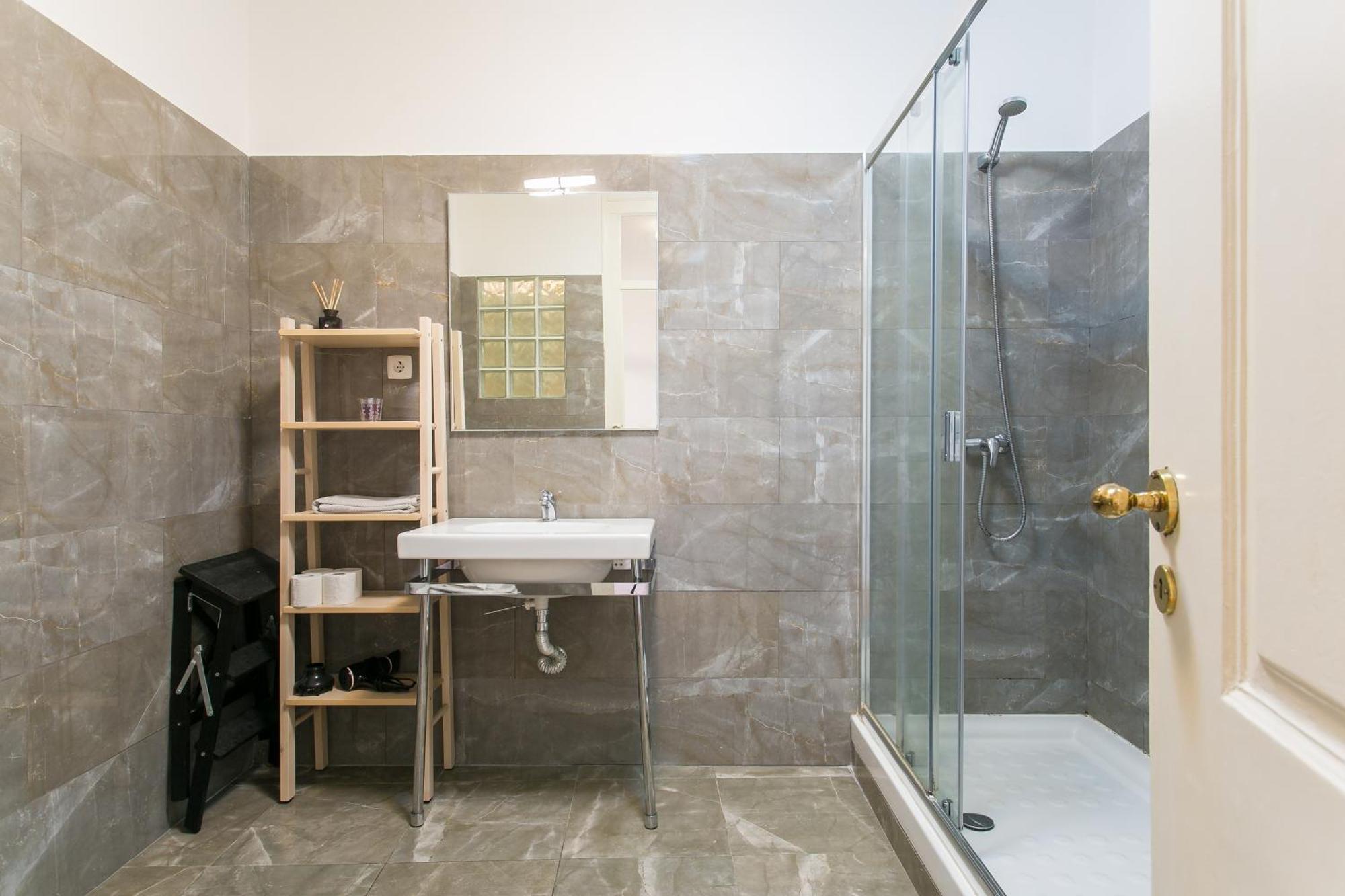 Apartment Spacious, Bright And Newly Renovated 2 Bedroom Apartment, Historical Center, Madragoa