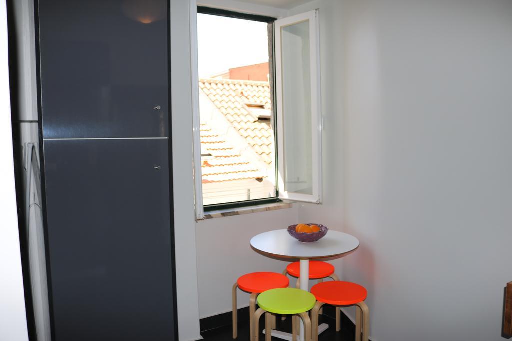 Chiado Bairro Alto, Bright And Newly Renovated 3 Bedroom Apartment, Historical Center * Lisbon