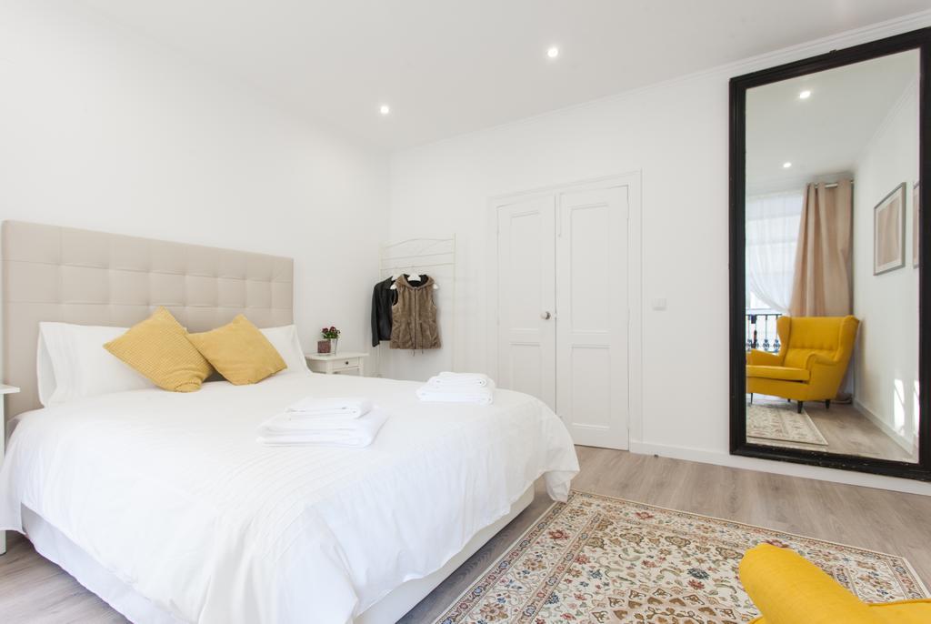White Tiles In Center Apartment Lisbon