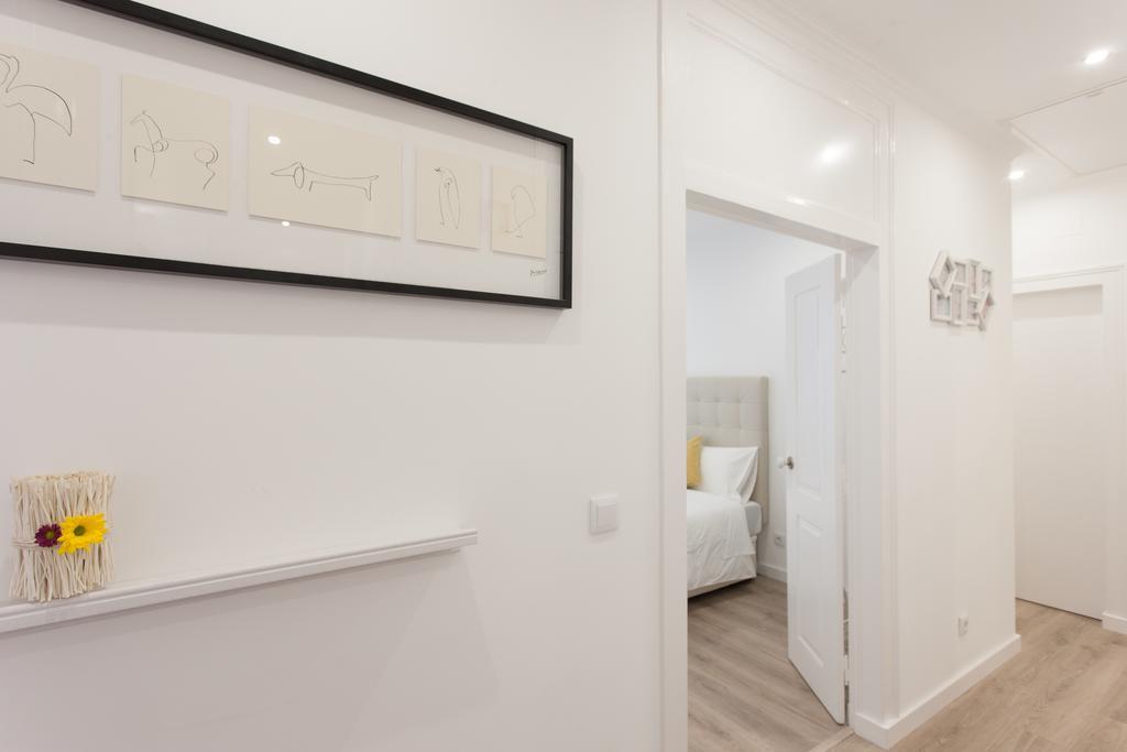 Apartment White Tiles In Center *
