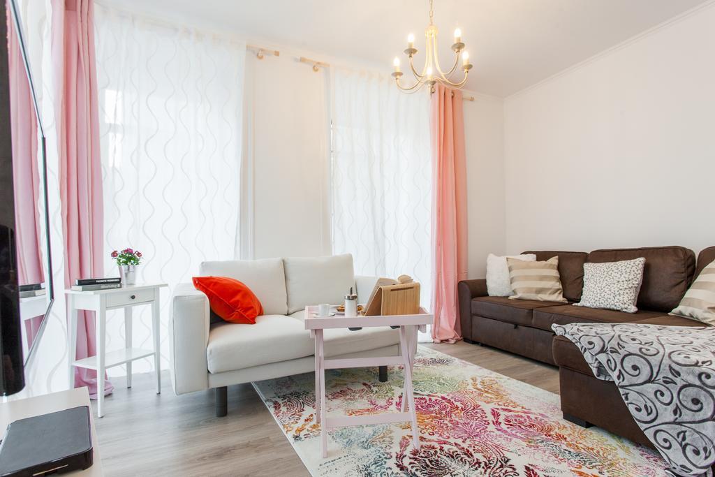Apartment White Tiles In Center Lisbon