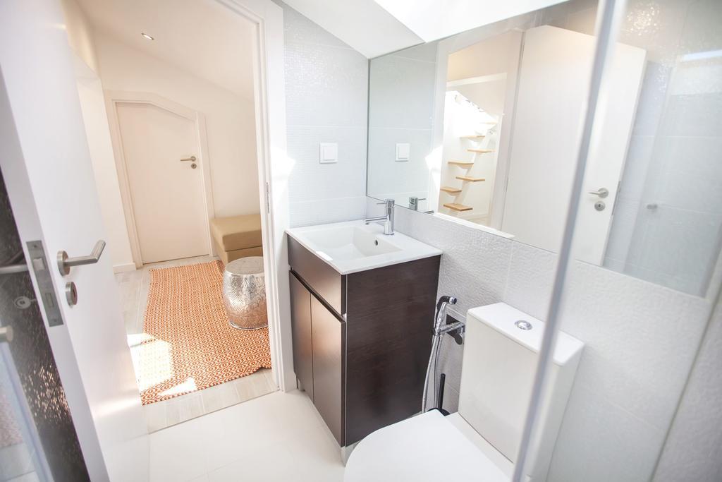 Lovelystay - Cais River View Apartment