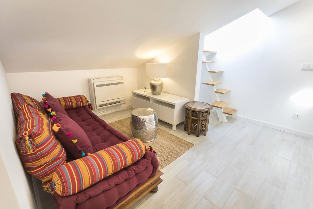 Lovelystay - Cais River View Apartment