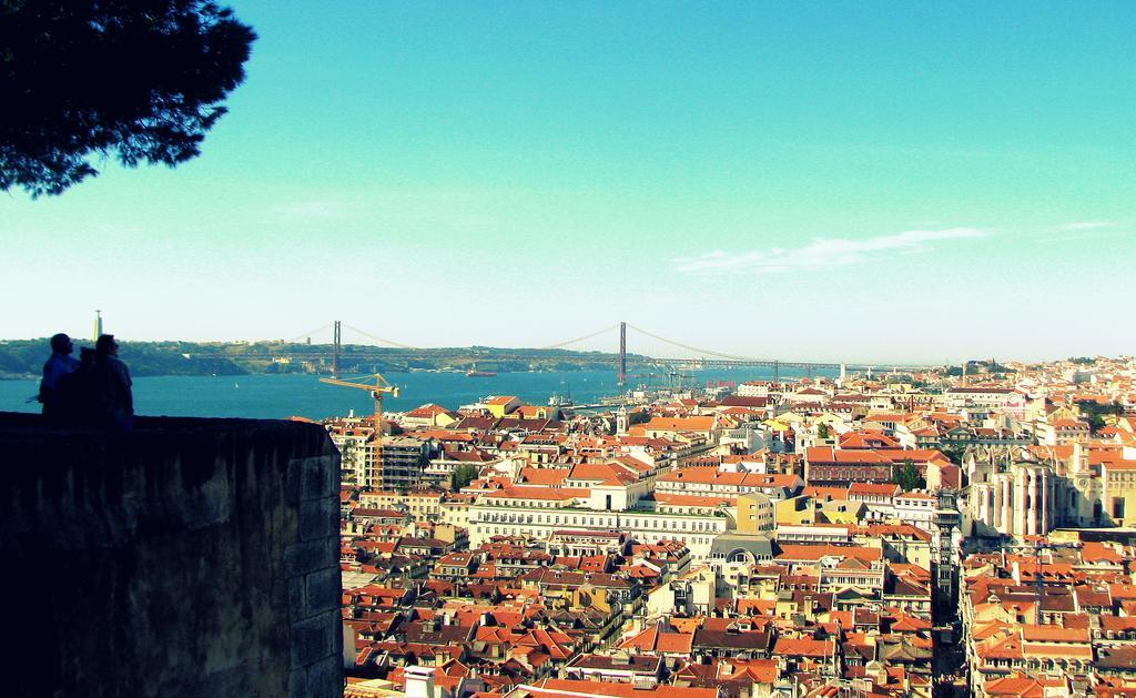 Apartment New Bright And Cozy In Graca Lisbon