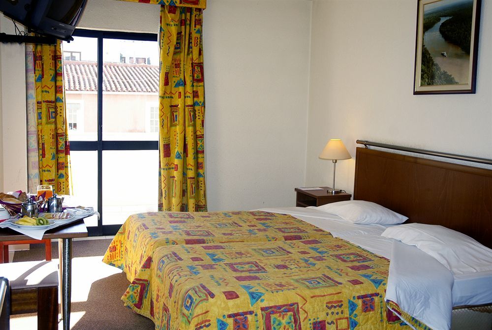 Holiday Express & - Principe Real By Ihg 3* Lisbon
