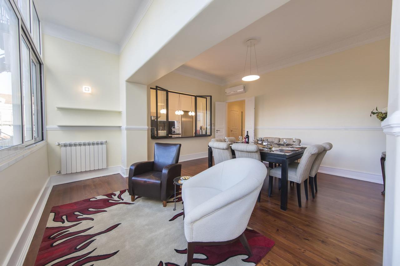 Spacious 4bdr River View Apartment