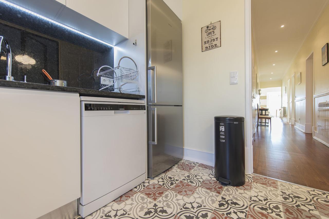 Spacious 4bdr River View Apartment