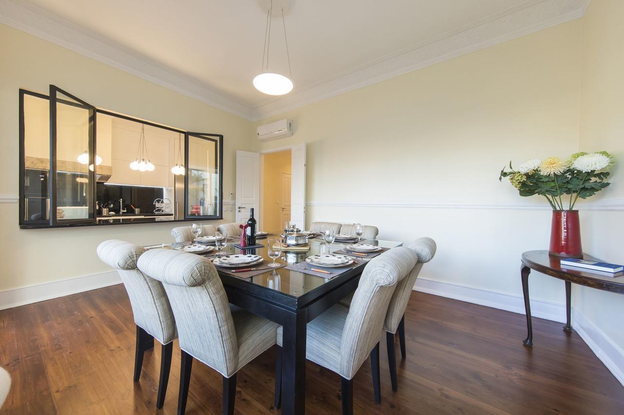 Spacious 4bdr River View Apartment *