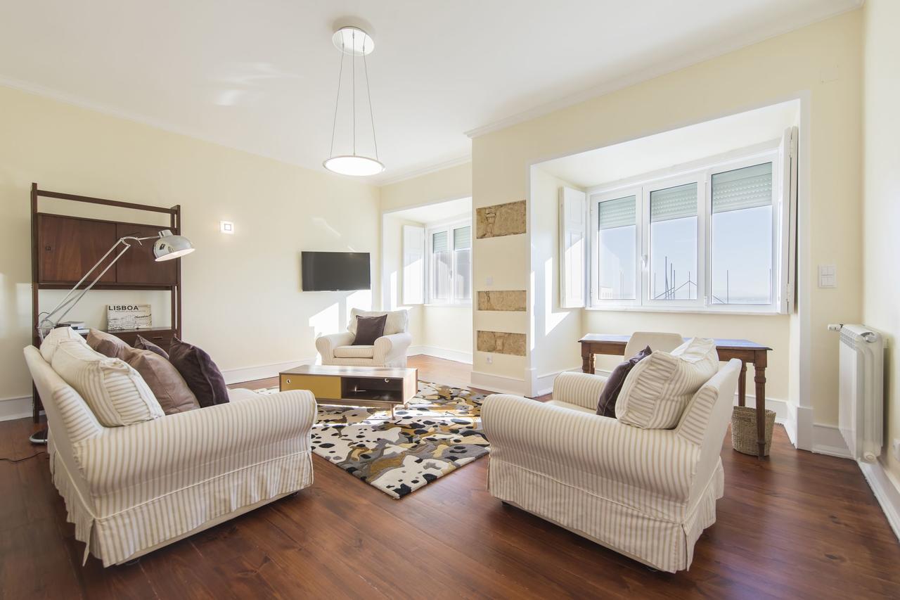 Spacious 4bdr River View Apartment *