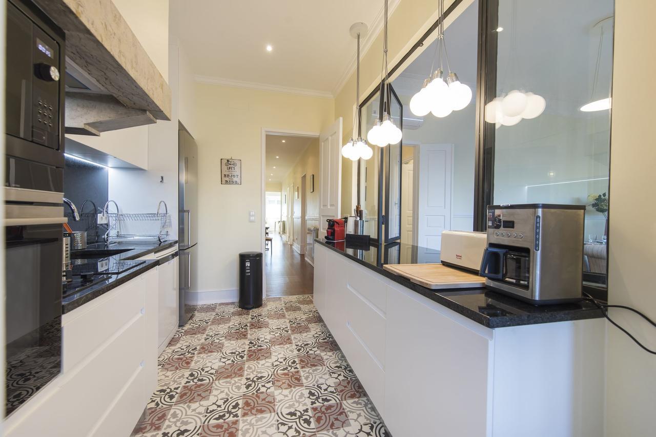 Spacious 4bdr River View Apartment *