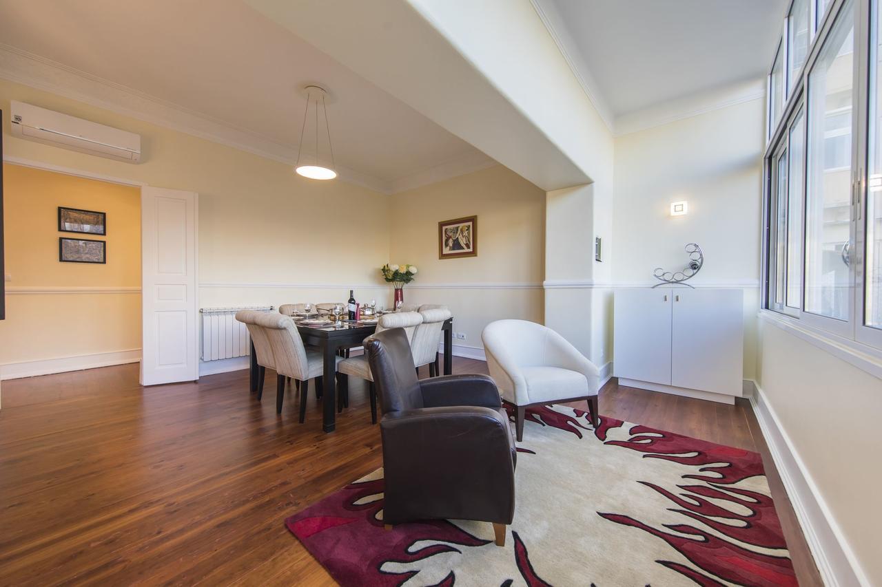 Spacious 4bdr River View Apartment *