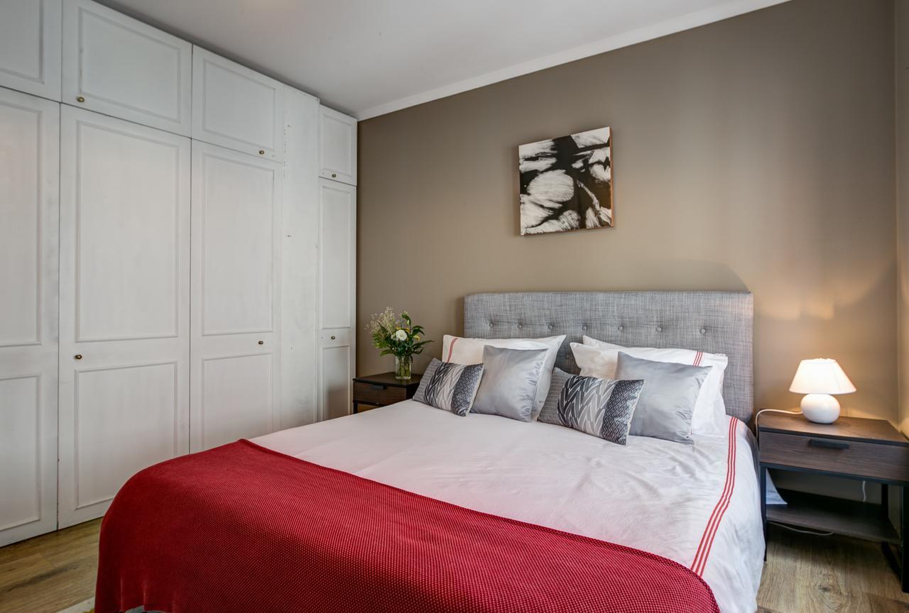 Empire Building By Homing Apartment