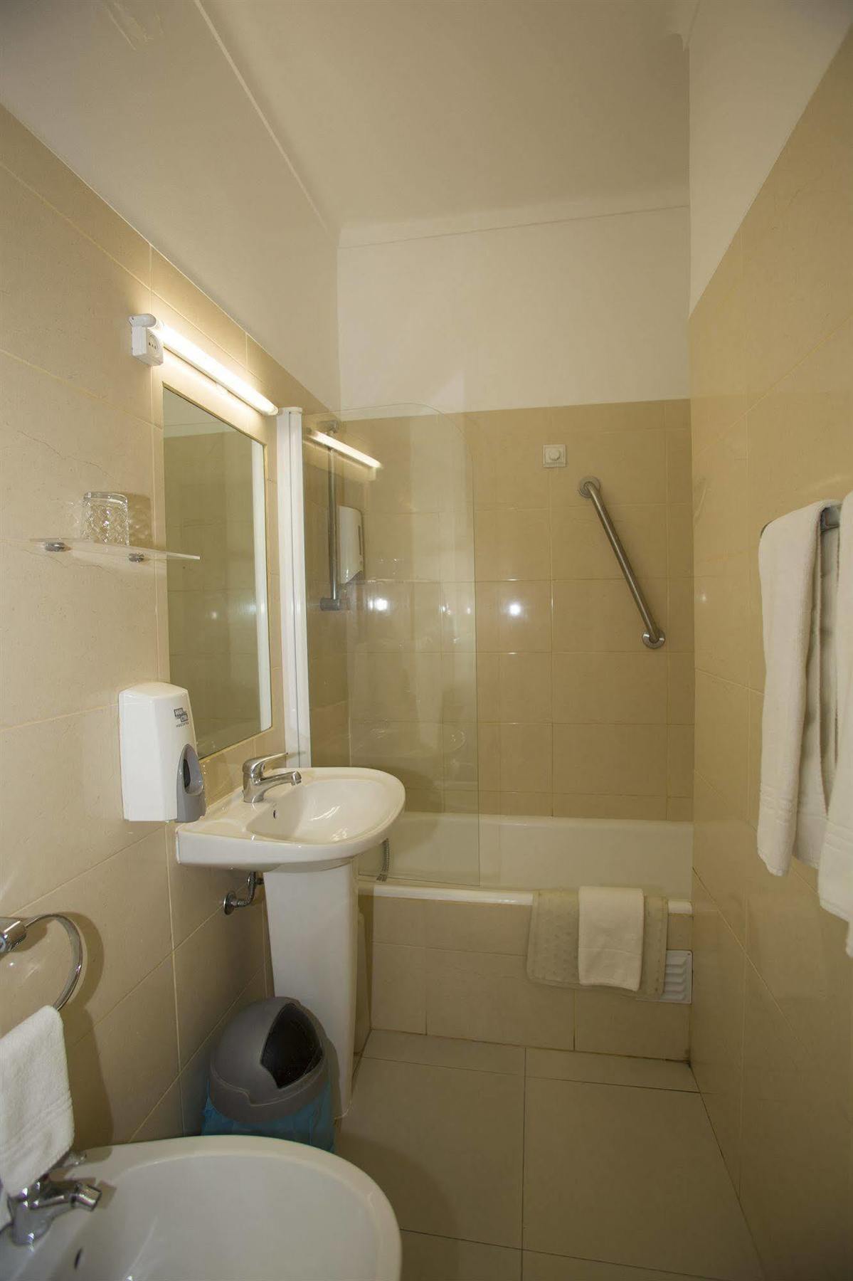 Capital Hotel *