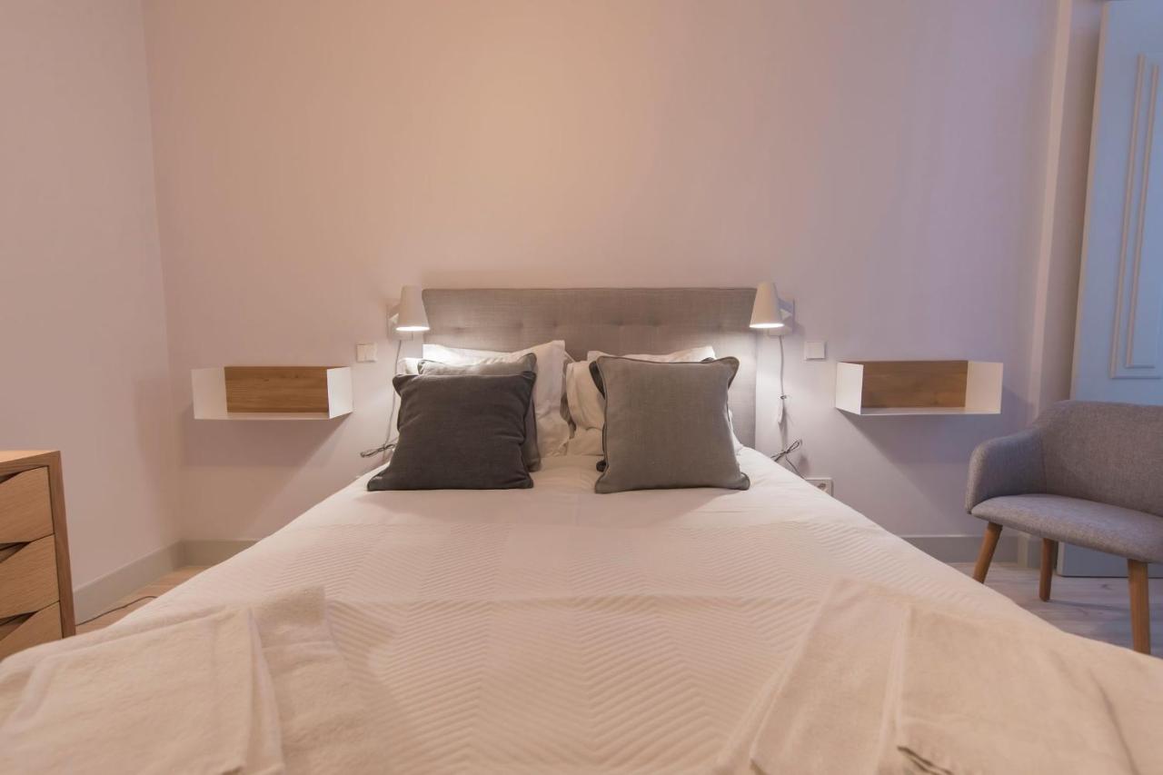 Lovelystay - Charming 3 Bedroom Wonder Downtown Apartment *