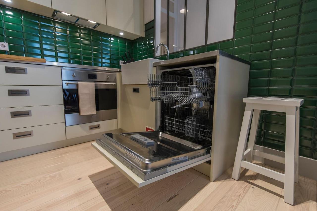 Lovelystay - Charming 3 Bedroom Wonder Downtown Apartment