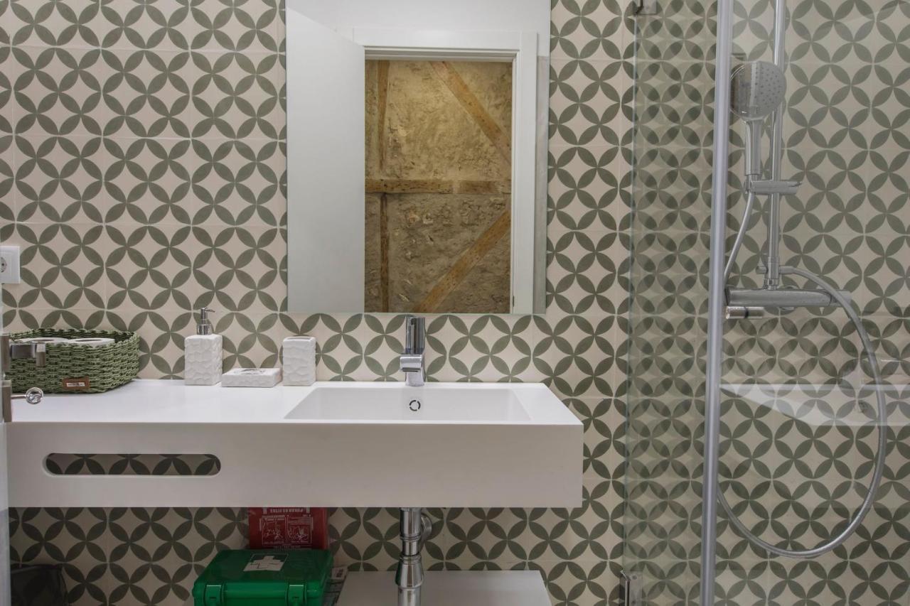 Lovelystay - Vintage Flat Near Santa Justa Elevator! Lisbon