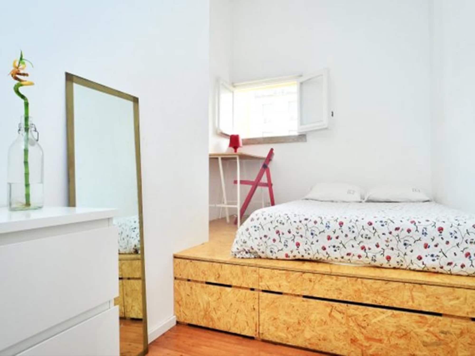 Avenue & Albergue