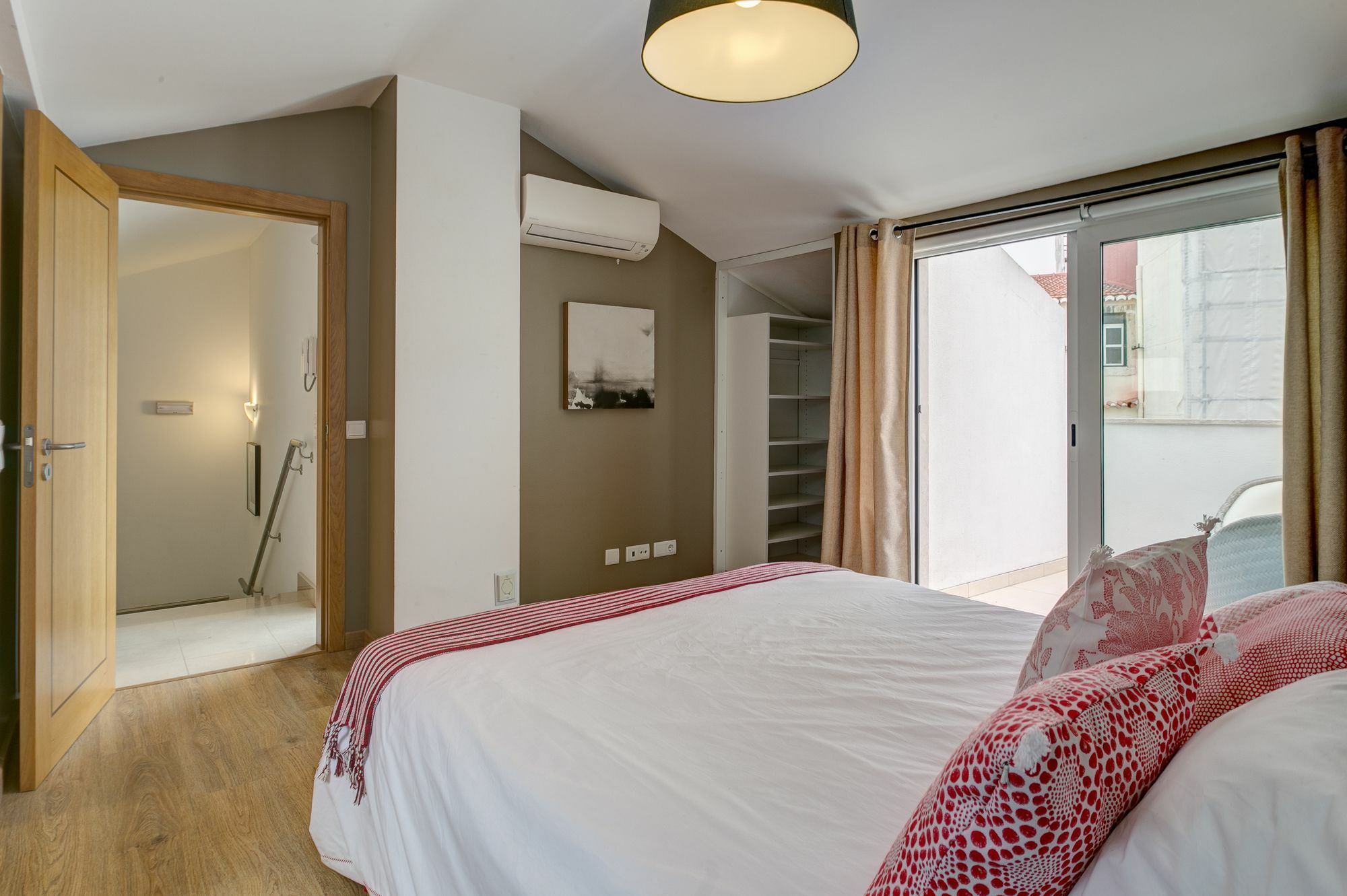 Empire Building By Homing Apartment