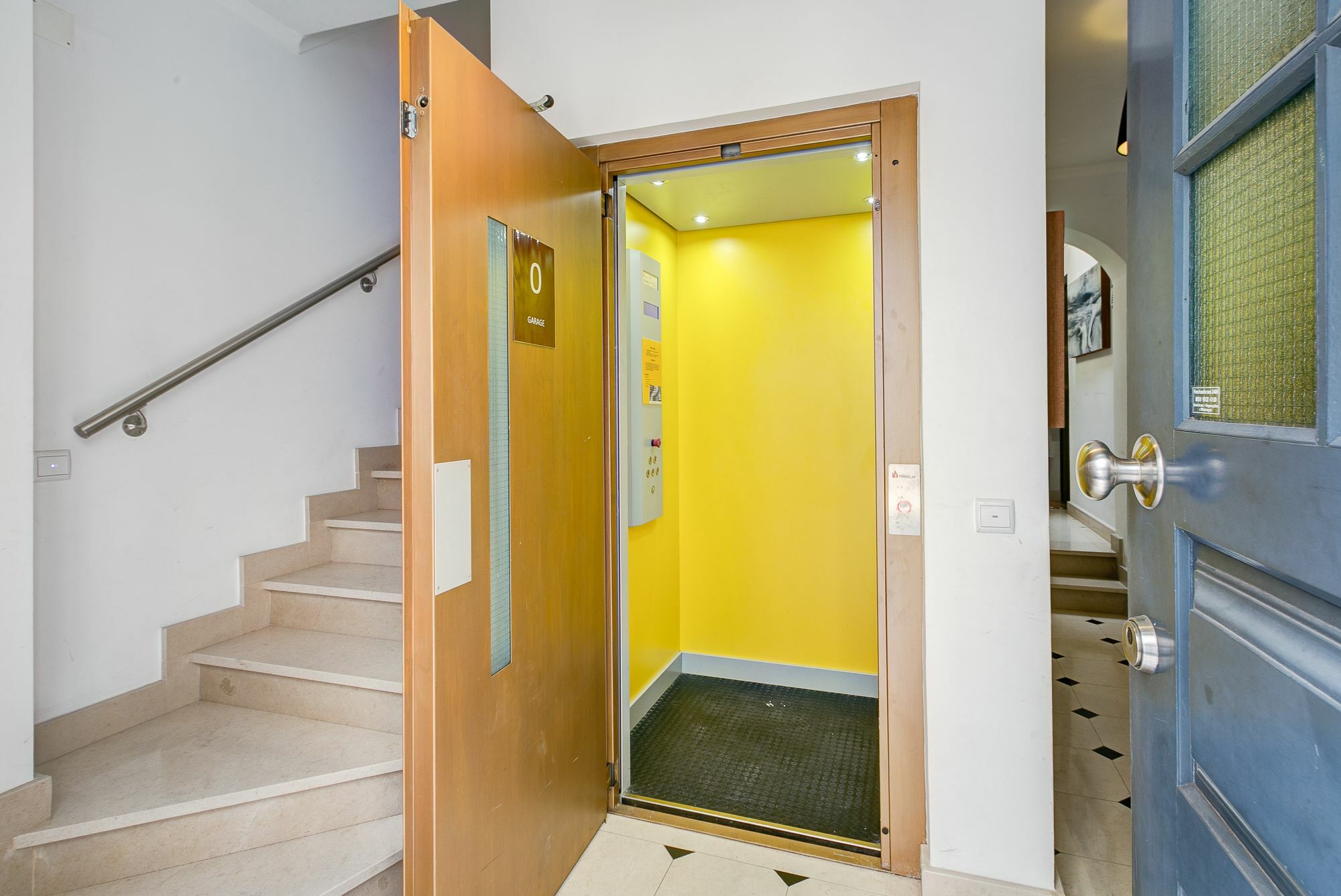 Empire Building By Homing Apartment