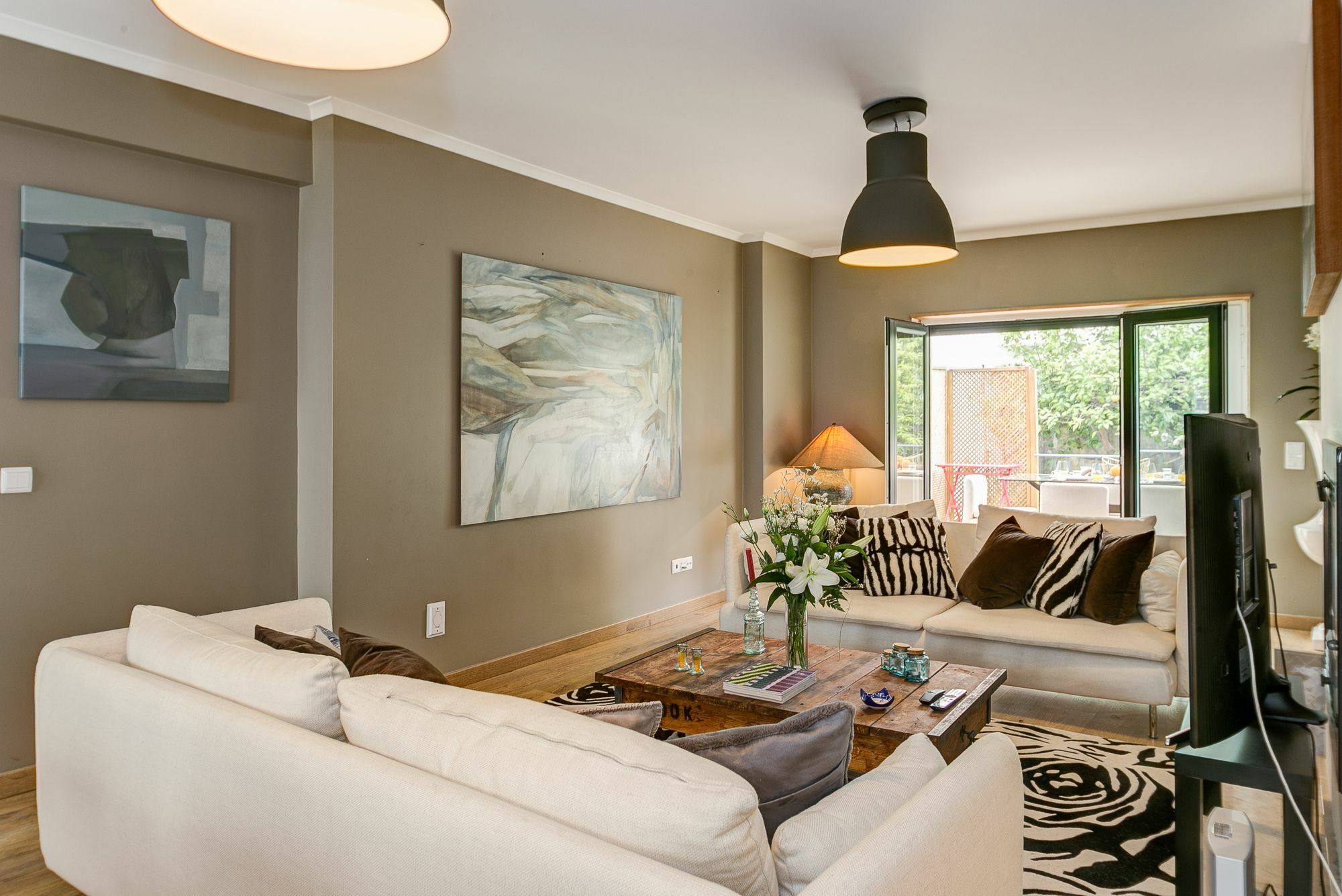 Apartment Empire Building By Homing Lisbon