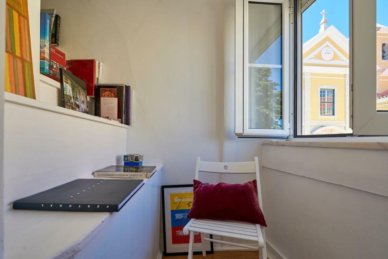 Charming Em Belem-books And Canvas
