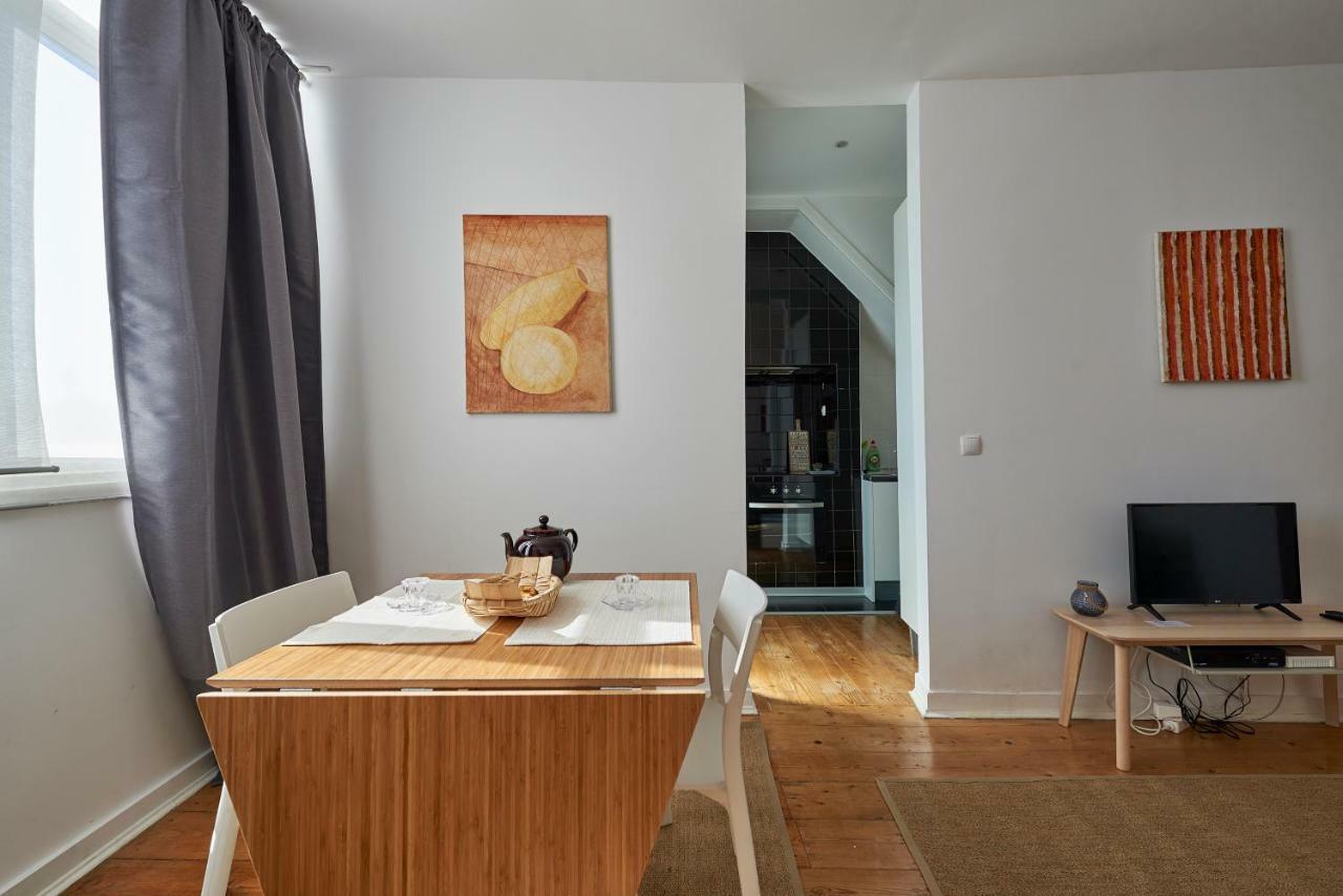 Apartment Charming Em Belem-books And Canvas