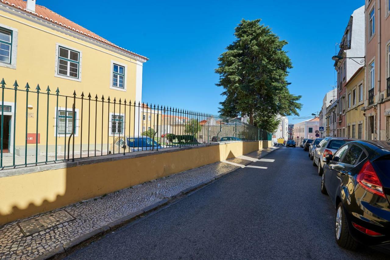 Charming Em Belem-books And Canvas