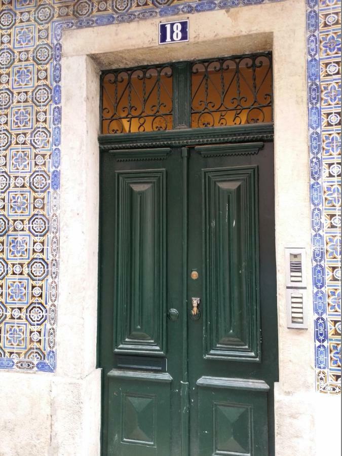 Cozy 1st Floor Flat Chiado District With Balconies And Ac 19th Century Building Apartamento