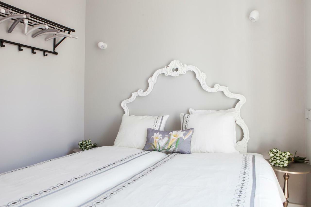 Alfama Sophisticate Flat With Balconies 2bedrs 2baths & Ac In 19th Century Building Historic Center Lisbon
