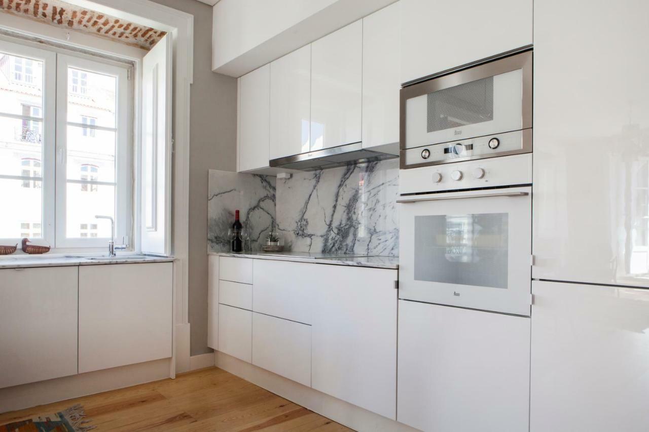 Alfama Sophisticate Flat With Balconies 2bedrs 2baths & Ac In 19th Century Building Historic Center Lisbon