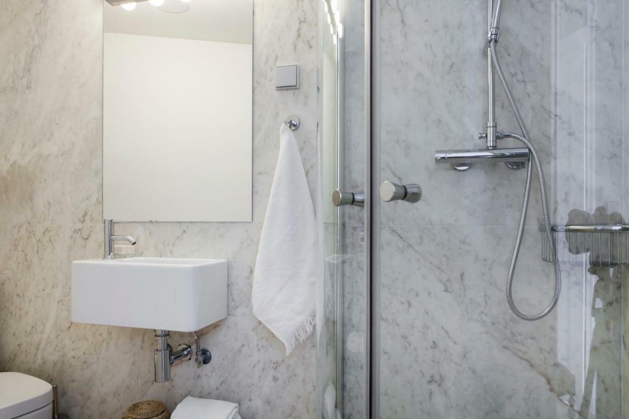 Alfama Sophisticate Flat With Balconies 2bedrs 2baths & Ac In 19th Century Building Historic Center Lisbon
