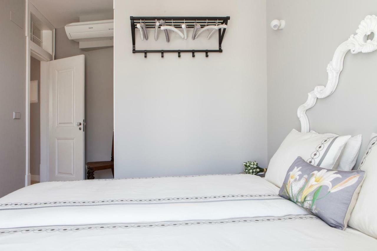 Alfama Sophisticate Flat With Balconies 2bedrs 2baths & Ac In 19th Century Building Historic Center Apartment *