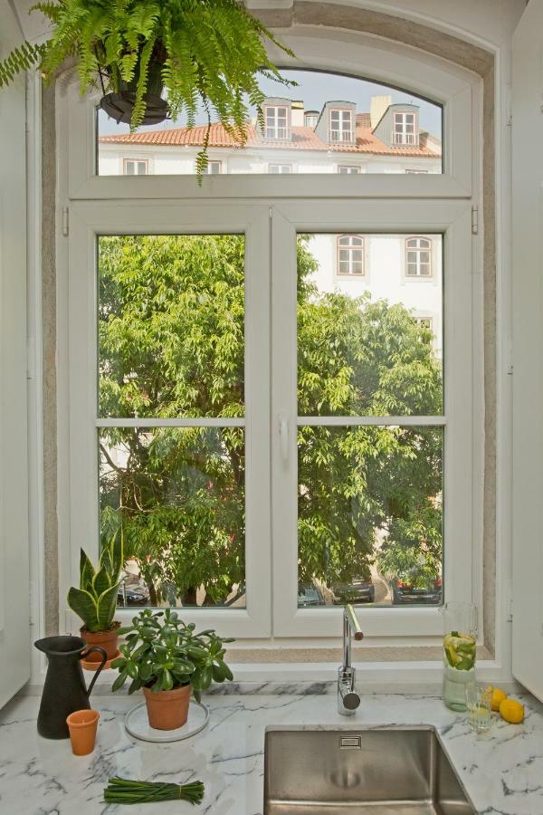 Urban Chic Alfama: Renovated 19th Century Flat Apartment