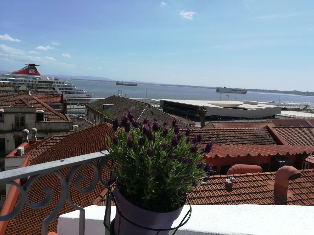 Little River View Triplex In Alfama Lisbon