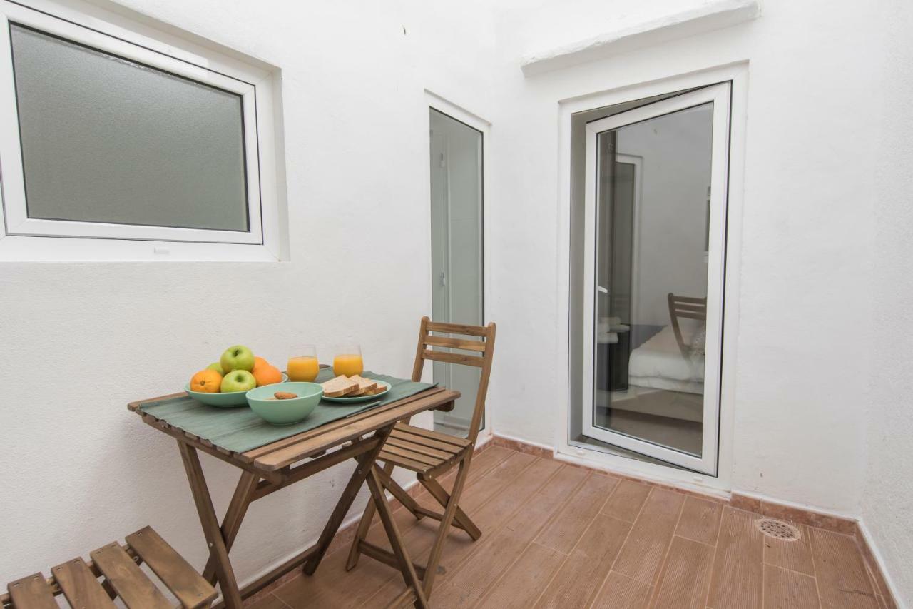 Principe Real: Elegant Flat With Terrace Apartment