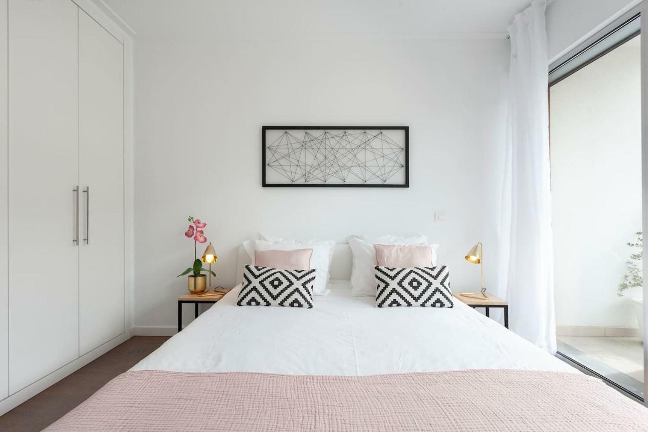 Metro & Pool Apartment *
