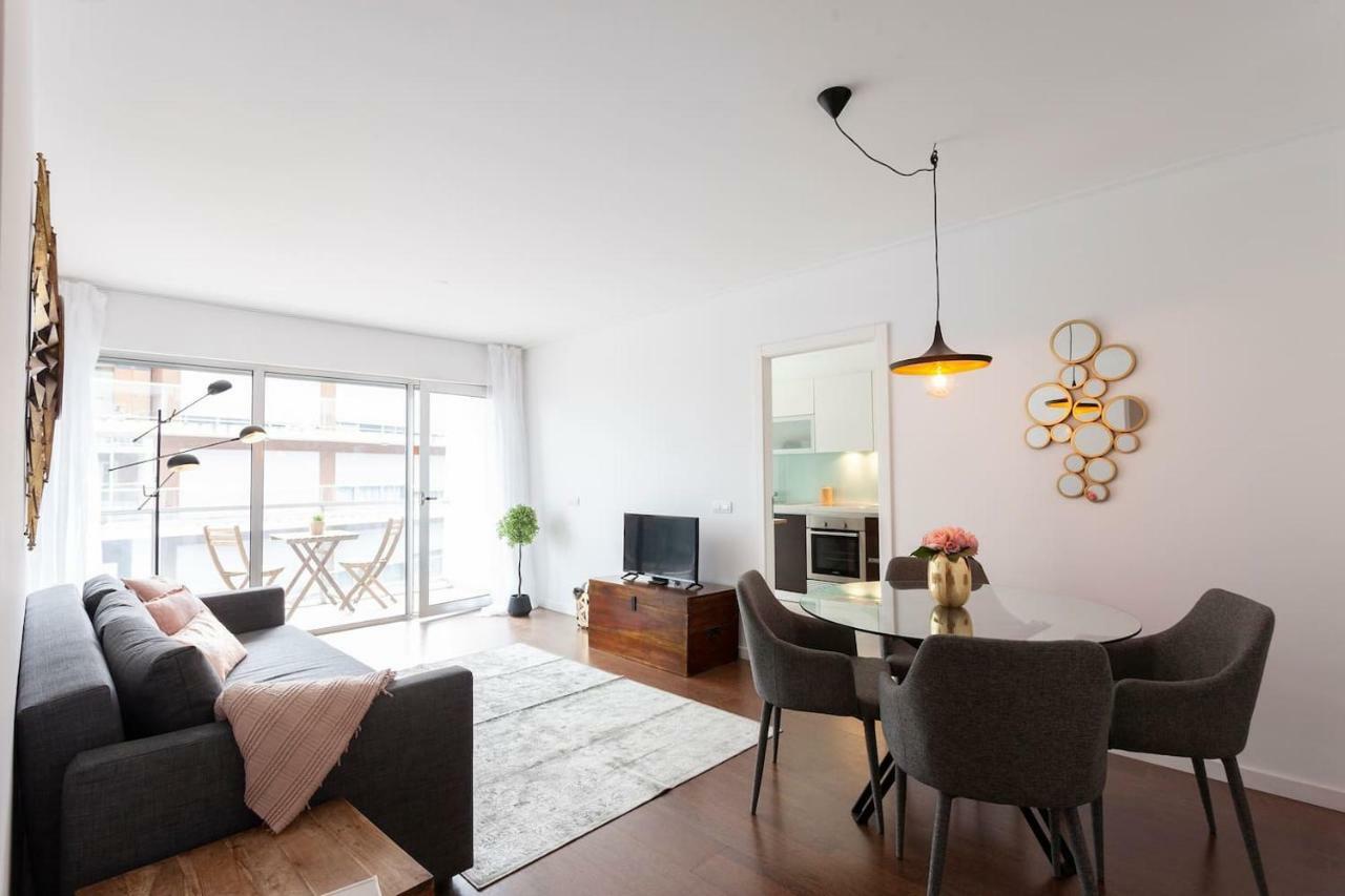 Metro & Pool Apartment Lisbon