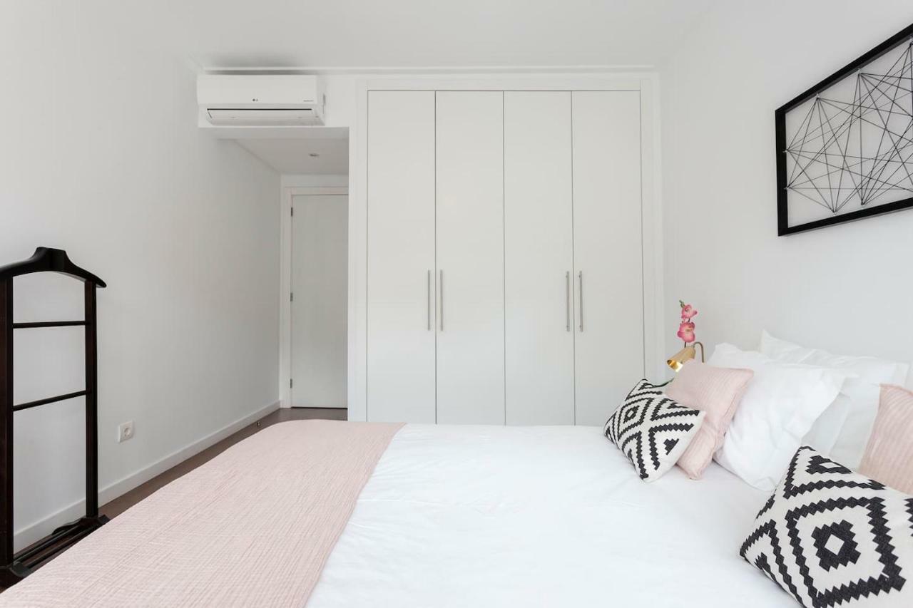 Metro & Pool Apartment *