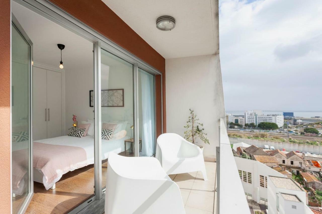 Metro & Pool Apartment Lisbon