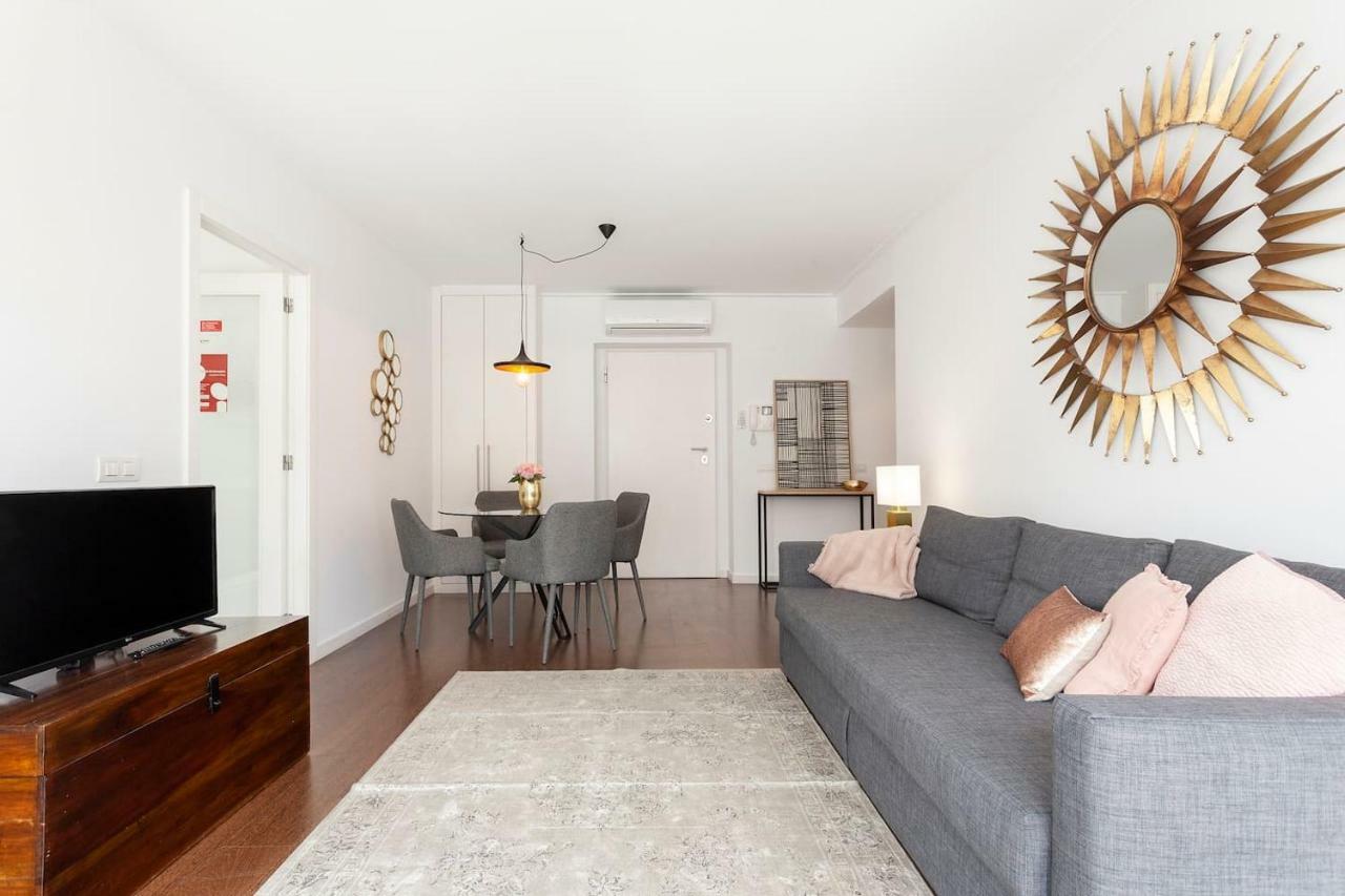 Metro & Pool Apartment *
