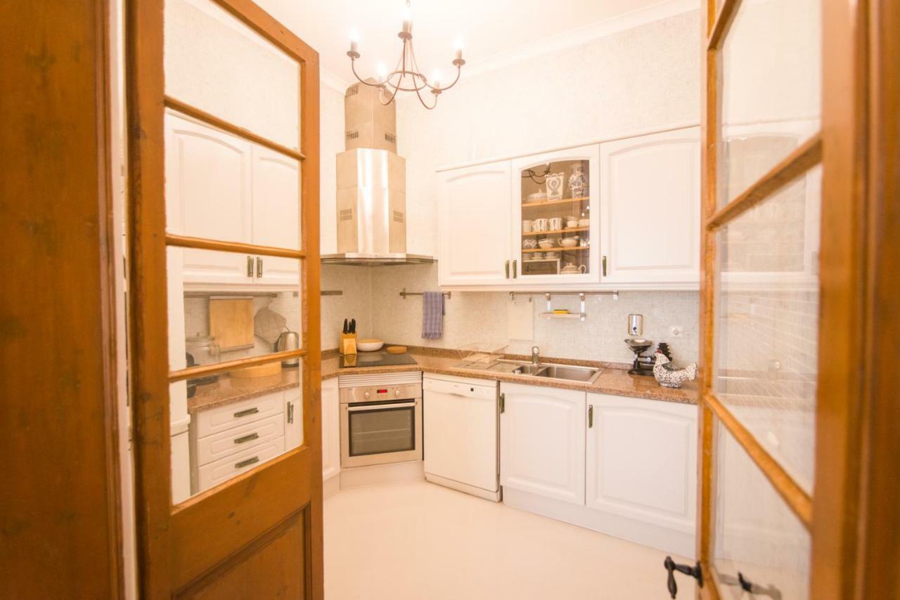 Classic Downtown Apartment *